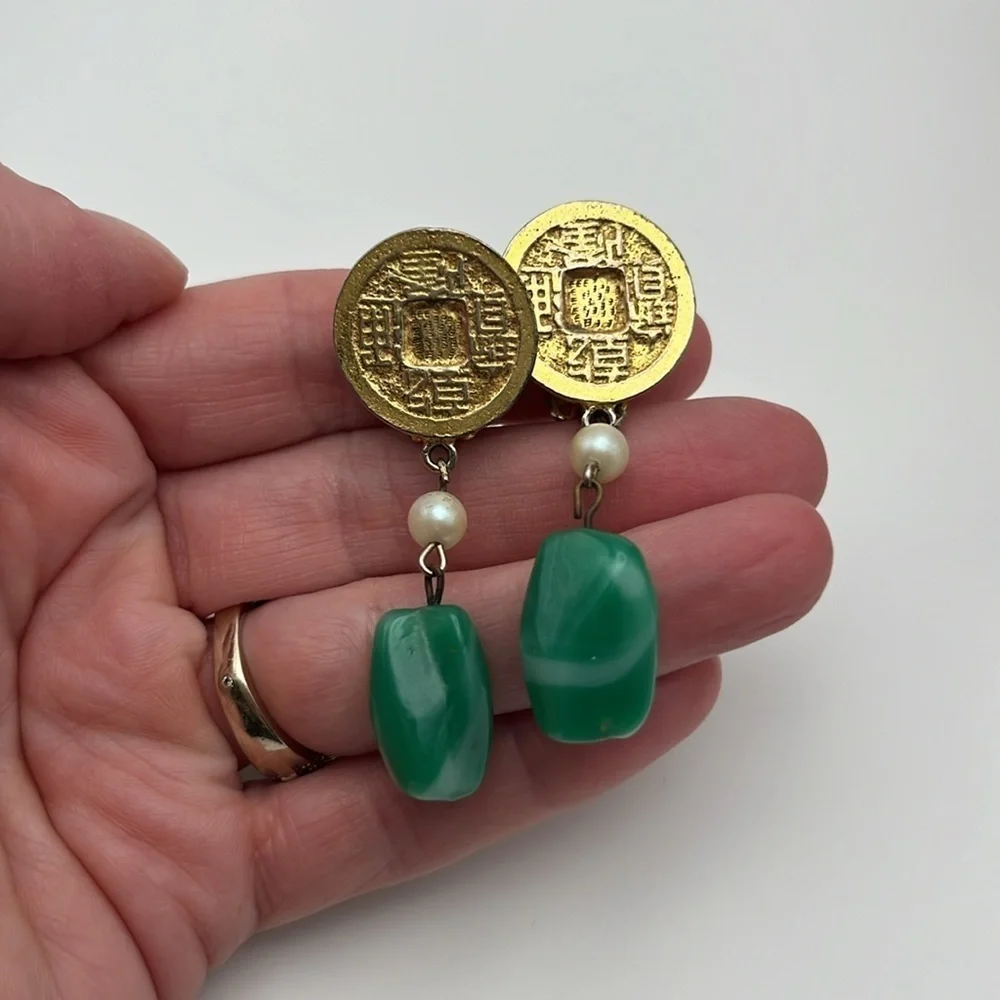 Vintage Kenneth Lane gold tone medallion faux pearl & jade dangly clip earrings - Picture 13 of 13